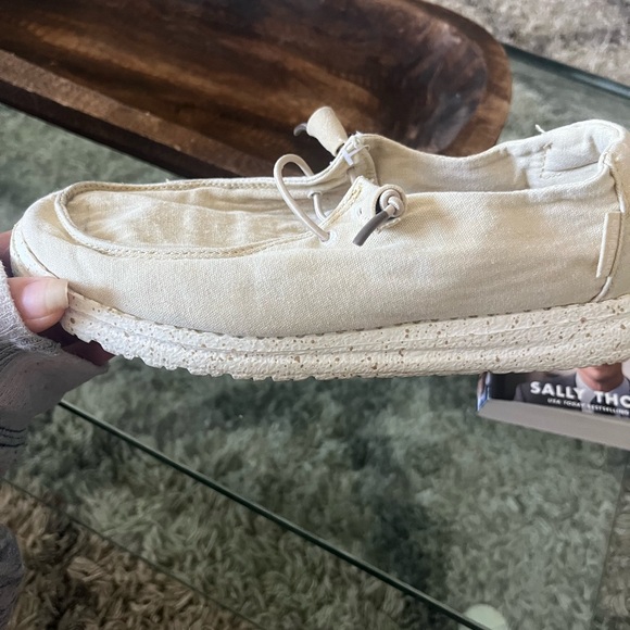 4 pairs of Wendy hey dude summer shoes - Picture 13 of 14